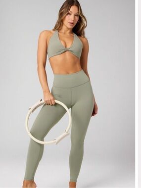 Fabletics Set The No-Seam PureLuxe TLC Legging Size Small, Sportbra Size M